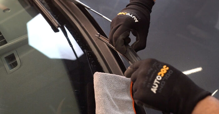 Sustitución de Escobillas de Limpiaparabrisas en un Dacia Duster Furgón 1.5 dCi 2013: manuales de taller gratuitos