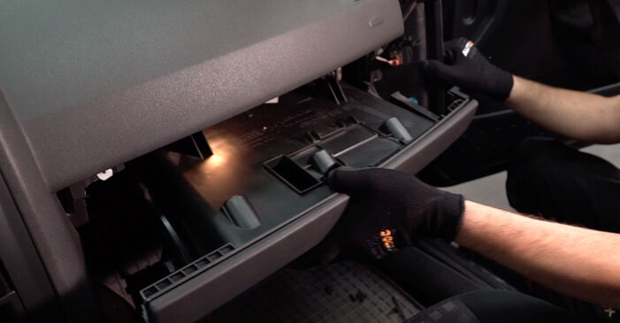 Jak zdjąć i wymienić Filtr klimatyzacji Renault Megane II kombi 1.5 dCi (KM0F) 2007 - łatwe w użyciu instrukcje online