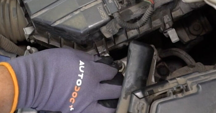 Honda Civic 8 2.2 CTDi (FK3) 2007 Luftfilter wechseln: Kostenfreie Reparaturwegleitungen
