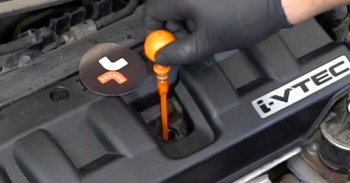 Schimbați Filtru ulei la HONDA CIVIC VIII Hatchback (FN, FK) 1.4 (FK1) 2008 de unul singur