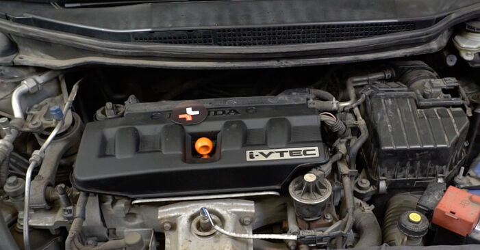 Cât de greu este să o faceți singur: înlocuirea Filtru ulei la Honda Civic 8 2.0 2011 - descărcați ghidul ilustrat