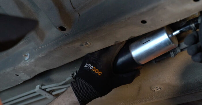 Tauschen Sie Kraftstofffilter beim B10 Touring 1999 4.6 V8 selber aus