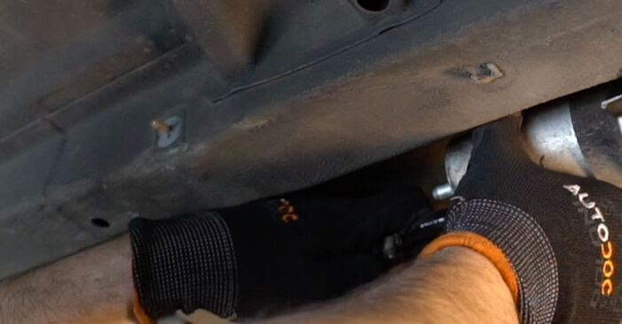 Wie schmierig ist es, selber zu reparieren: Kraftstofffilter beim ALPINA B3 Cabrio (E36) 3.0 1999 wechseln – Downloaden Sie sich Bildanleitungen