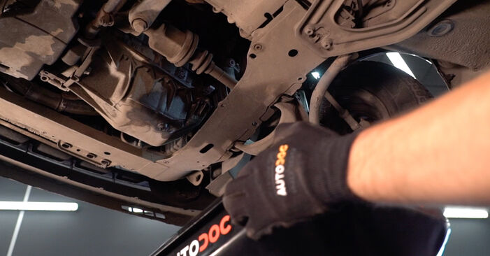 Wie schmierig ist es, selber zu reparieren: Ölfilter beim Nissan Kubistar X76 1.5 dCi 70 2009 wechseln – Downloaden Sie sich Bildanleitungen