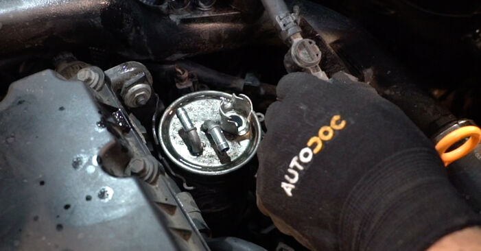 Kraftstofffilter beim PORSCHE 911 3.6 Carrera S 2005 selber erneuern - DIY-Manual