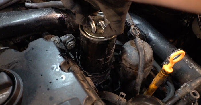 Hvor lang tid tager en udskiftning: Brændstoffilter på PORSCHE 911 - informativ PDF-manual