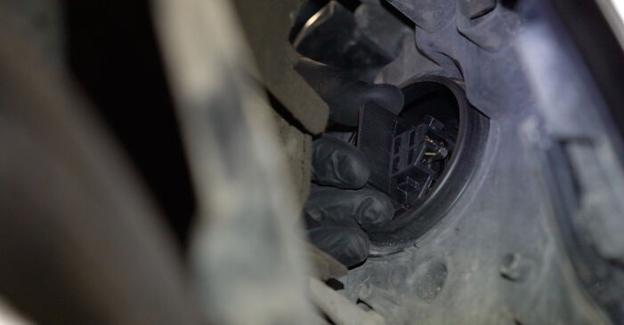 Cómo reemplazar Lámpara de Faro en un SKODA Rapid Hatchback (NH3) 1.6 TDI 2013 - manuales paso a paso y guías en video