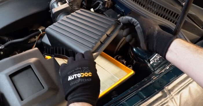 Jak zdjąć i wymienić Filtr powietrza silnika VW Crafter 30 Van 2.5 TDI 2010 - łatwe w użyciu instrukcje online