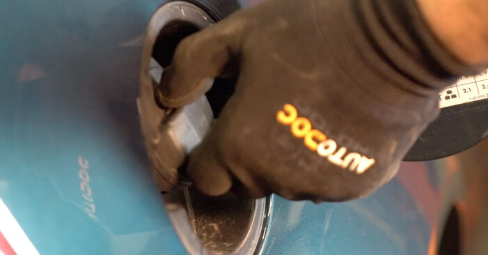 Hoe Brandstoffilter PORSCHE Cayenne (92A) 3.0 Diesel 2011 vervangen – stap voor stap leidraden en video-tutorials
