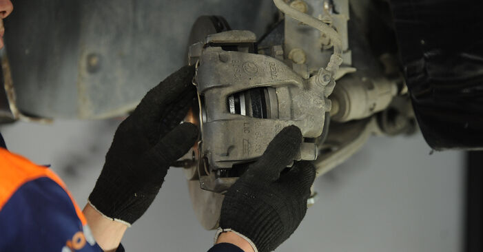 Cum să schimbați Rulment roata la FIAT Doblo Break (119_, 223_) 2013 - sfaturi și trucuri utile