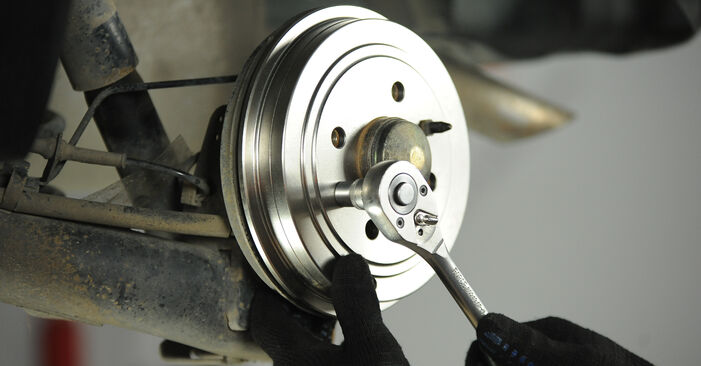 Wie lange benötigt das Auswechseln der Teile: Bremstrommel beim Fiat Brava 182 2003 - Detailliertes PDF-Tutorial