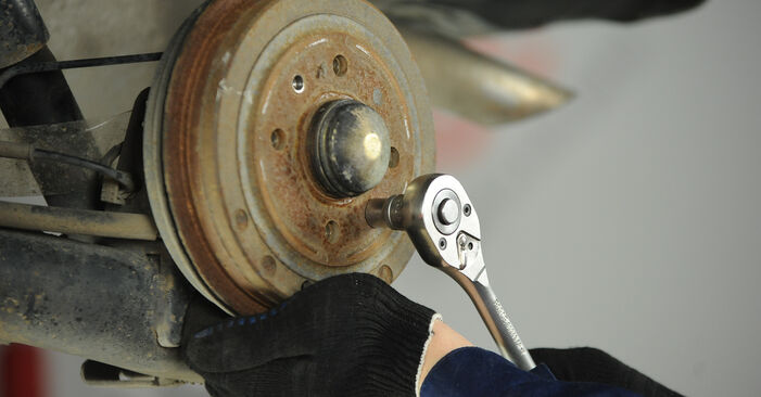 Hvordan man fjerner FIAT TIPO Bremsetromler - nem at følge online instruktioner