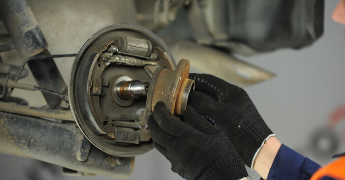 Wie problematisch ist es, selber zu reparieren: Bremsbacken beim Fiat Punto 199 1.9 D Multijet 2011 auswechseln – Downloaden Sie sich bebilderte Tutorials