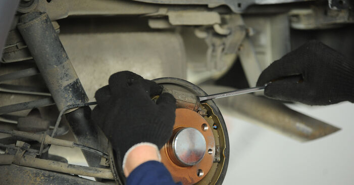 Hvordan skifte FIAT GRANDE PUNTO 2012 Hjulbremsesylinder trinn–for–trinn veiledning