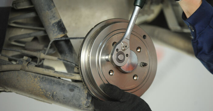 Hvordan man udskifter Hjulbremsecylinder på FIAT GRANDE PUNTO - gratis PDF og video manualer