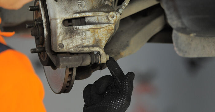 Wie schmierig ist es, selber zu reparieren: Bremssattel beim Ford Mondeo b5y ST220 3.0 2006 wechseln – Downloaden Sie sich Bildanleitungen