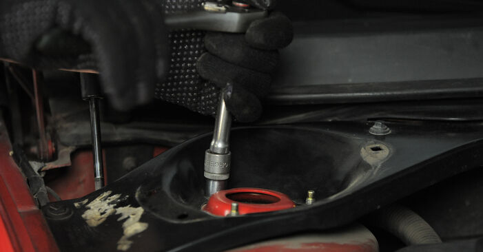 Wie schmierig ist es, selber zu reparieren: Domlager beim Ford Cougar Coupe 2.5 V6 24V 2000 wechseln – Downloaden Sie sich Bildanleitungen