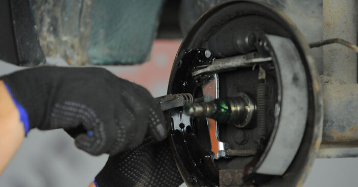 Wie man Bremsbacken am VW Polo Schrägheck (6R1, 6C1) 2014 wechselt – Laden Sie sich PDF-Wegleitungen und Videoanweisungen herunter