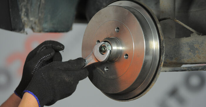 Wie schmierig ist es, selber zu reparieren: Bremsbacken beim Skoda Fabia Praktik 1.4 2007 wechseln – Downloaden Sie sich Bildanleitungen