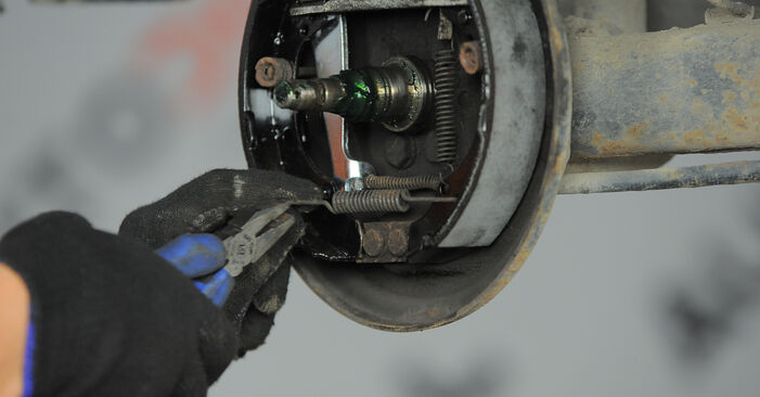 Wie schmierig ist es, selber zu reparieren: Bremsbacken beim Skoda Fabia 3 1.4 TDI 2020 wechseln – Downloaden Sie sich Bildanleitungen