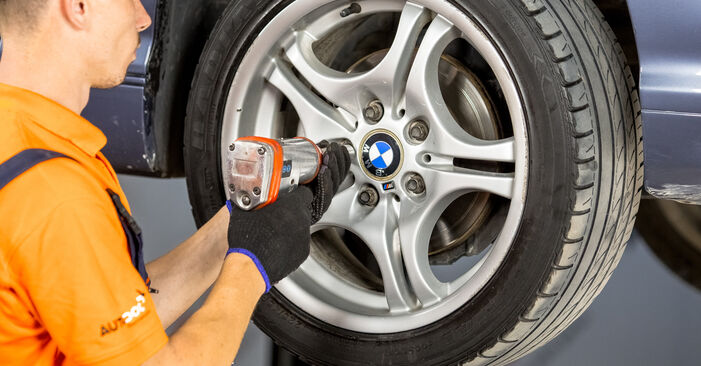 Kaip pakeisti BMW Z4 Skersinės vairo trauklės galas - išsamios instrukcijos ir vaizdo pamokos