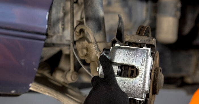 Wie schmierig ist es, selber zu reparieren: Bremssattel beim BMW E36 Compact 323Ti 3.5 2000 wechseln – Downloaden Sie sich Bildanleitungen