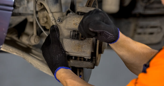 Wie lange benötigt das Auswechseln der Teile: Bremssattel beim BMW E46 Cabrio 2000 - Detailliertes PDF-Tutorial