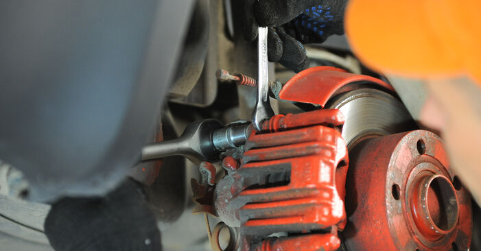 Cómo reemplazar Pinzas de Freno en un VW TIGUAN (5N_) 2012: descargue manuales en PDF e instrucciones en video