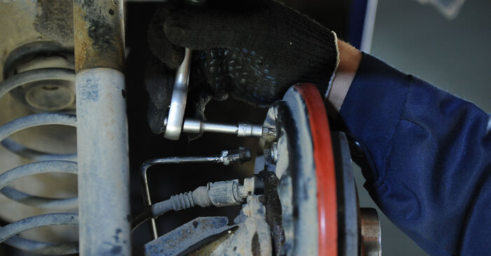 Udskiftning af Hjulbremsecylinder på VW GOLF ved gør-det-selv indsats