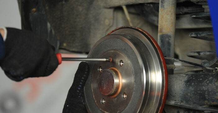 Hvordan man fjerner VW SANTANA Hjulbremsecylinder - nem at følge online instruktioner