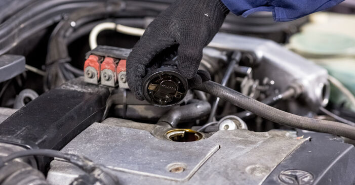 Hinweise des Automechanikers zum Wechseln von MERCEDES-BENZ W124 Cabrio (A124) 300 CE-24 3.0 (124.061) 1993 Ölfilter