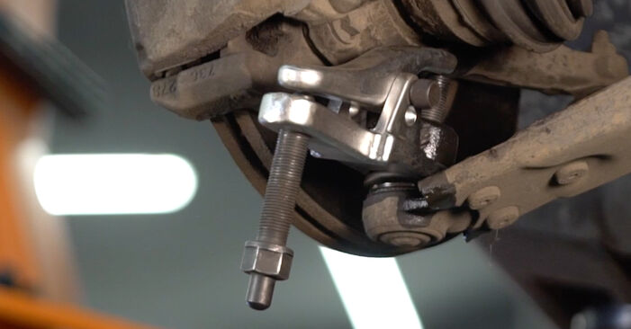 Wie lange braucht der Teilewechsel: Traggelenk am VW New Beetle Cabrio 2010 - Einlässliche PDF-Wegleitung