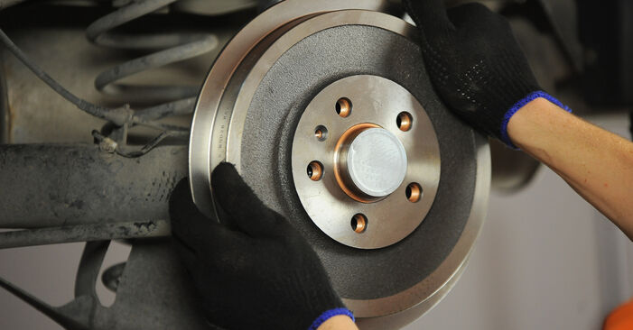 Wie man VW Beetle Schrägheck (5C1, 5C2) 1.2 TSI 2012 Bremsbacken austauscht - Schrittweise Handbücher und Videowegleitungen