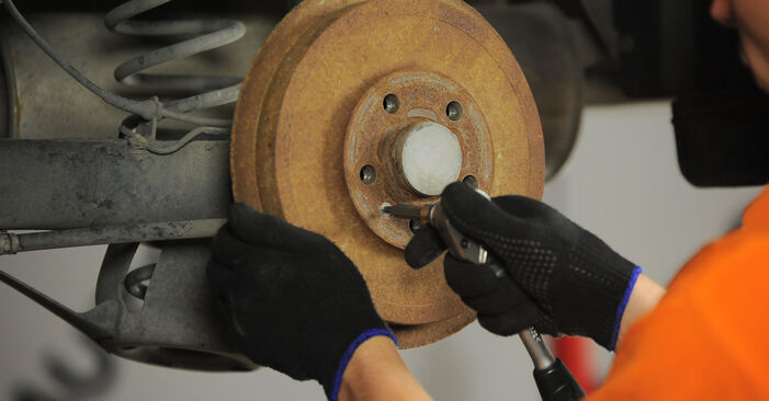 Wie man VW POLO 1.6 2013 Bremstrommel austauscht - Eingängige Anweisungen online