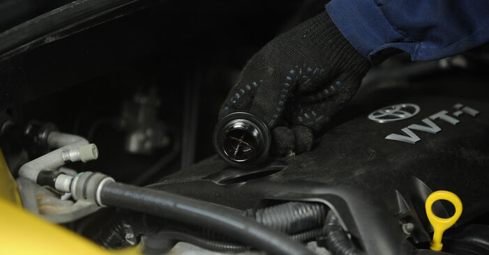 TOYOTA Corolla Hatchback (E50) 1.6 (TE51_) Filtr olejowy wymiana: przewodniki online i samouczki wideo