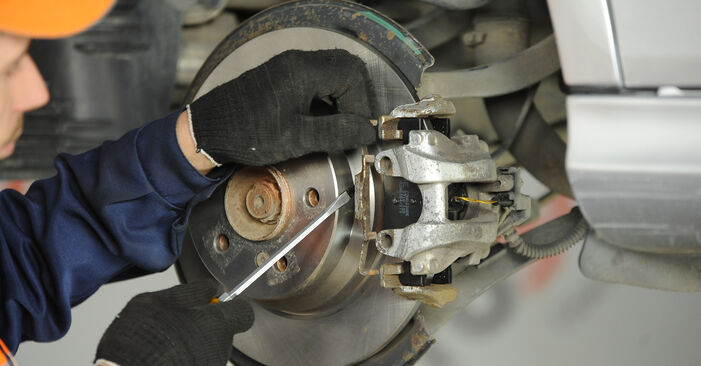 Ersetzen Sie Bremssattel am MERCEDES-BENZ E-Klasse Pritsche / Fahrgestell (VF211) E 280 CDI (211.620) 2006 selber