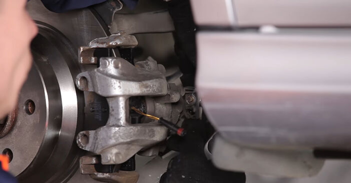 Wie schmierig ist es, selber zu reparieren: Bremssattel beim Mercedes SL R230 55 AMG (230.472) 2007 wechseln – Downloaden Sie sich Bildanleitungen