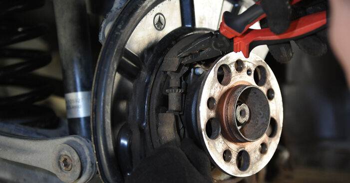 Wie kompliziert ist es, selbst zu reparieren: Radlager am Mercedes w221 S 350 CDI 3.0 2011 ersetzen – Laden Sie sich illustrierte Wegleitungen herunter