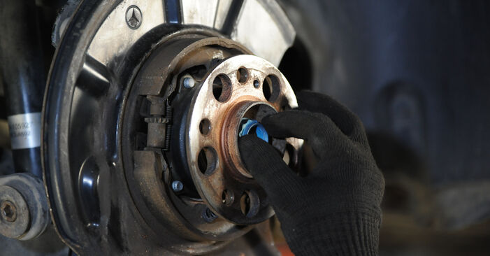 MERCEDES-BENZ SLS AMG Roulement de roue manuel de remplacement étape par étape