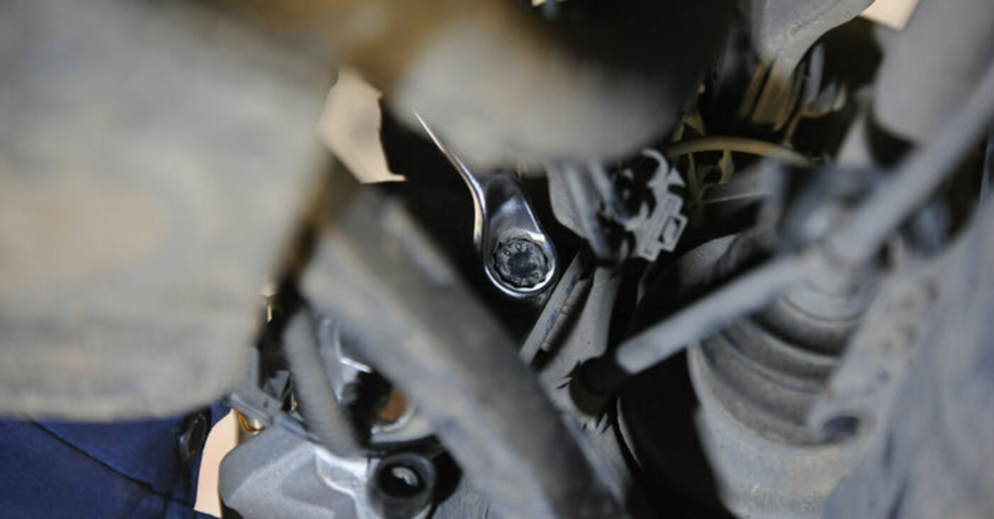 How to change rear wheel bearing on MERCEDES-BENZ C-Class Saloon (W204 ...