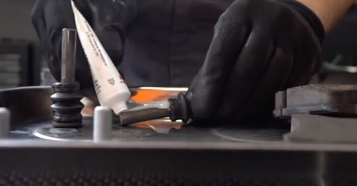 Wie schmierig ist es, selber zu reparieren: Bremssattel beim Ford C Max 2 1.6 TDCi 2016 wechseln – Downloaden Sie sich Bildanleitungen