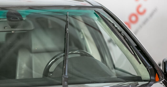Samodzielna wymiana Pióro wycieraczki w MINI Hatchback (R50, R53) 1.6 Cooper S 2004
