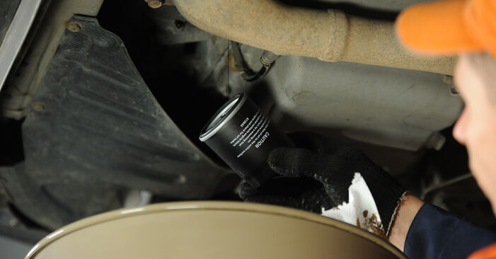 2013 Suzuki SX4 EY 1.9 DDiS (RW 419D) Filtr oleju instrukcja wymiany krok po kroku