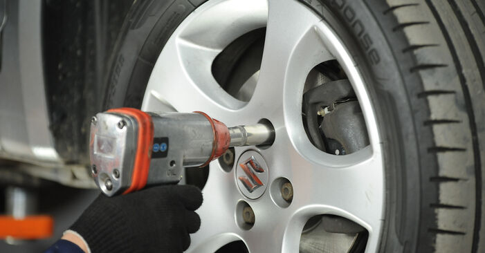 Svojpomocná výmena Hlava / čap spojovacej tyče riadenia na SUZUKI Splash Hatchback 1.2 VVT (A5B 412) 2011