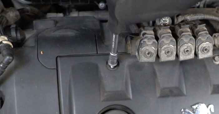 Ako vymeniť Zapalovacia sviečka na Citroen DS3 Cabrio 2013 – bezplatné PDF a video návody.
