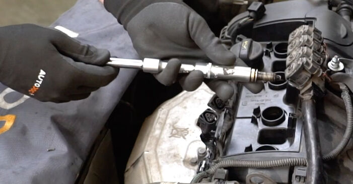 Aké náročné to je, ak to budete chcieť urobiť sami: Zapalovacia sviečka výmena na aute Citroen DS3 Cabrio 1.6 THP 165 2013 – stiahnite si ilustrovaný návod