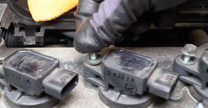 Wie schmierig ist es, selber zu reparieren: Zündkerzen beim Toyota Hiace 4 2.5 D-4D 4WD (KLH28, KLH18) 2001 wechseln – Downloaden Sie sich Bildanleitungen