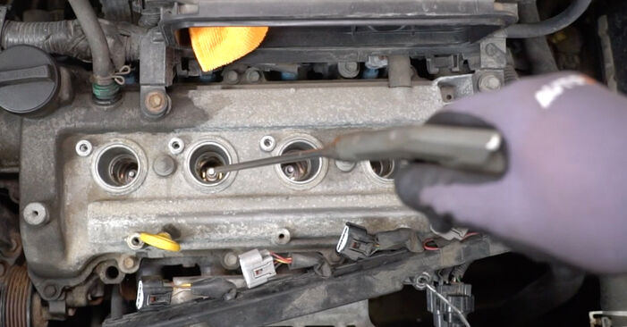 Hinweise des Automechanikers zum Wechseln von TOYOTA Hilux Pritsche / Fahrgestell (LN_, _N1_) 2.4 D 4WD 1997 Zündkerzen