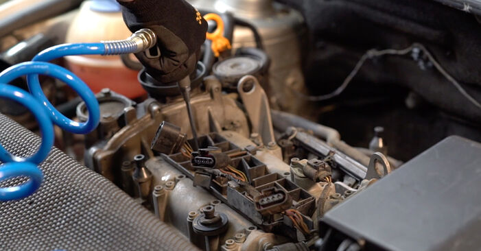 Wie schmierig ist es, selber zu reparieren: Zündkerzen beim SEAT IBIZA SPORTCOUPE Box Body / Hatchback (6J1) 1.6 TDI 2014 wechseln – Downloaden Sie sich Bildanleitungen