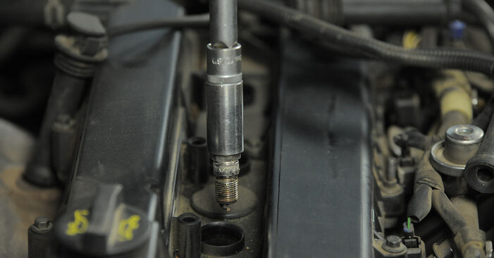Ford Fiesta Mk3 1.6 Turbo 1995 Zündkerzen wechseln: wie schwer ist es, selbst zu reparieren - Downloaden Sie sich illustrierte Anleitungen